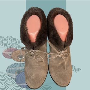 B Makowsky Nellie Brown Suede Oxford Wedge Booties Women’s Shoes Size 9